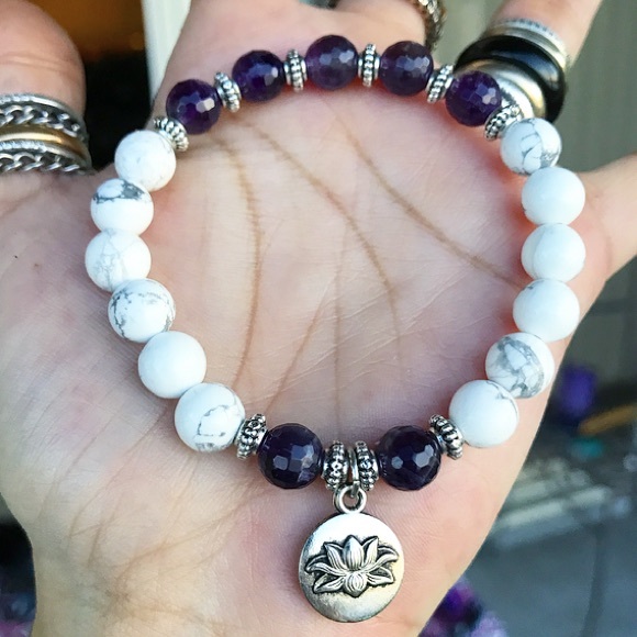 Dark purple amethyst & howlite lotus flower charm - Picture 5 of 9